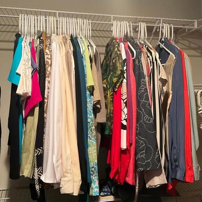 A1035 Large Lot Of Women's Tops