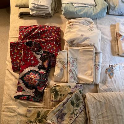 C1042 Assortment Of Full-Sized Sheets