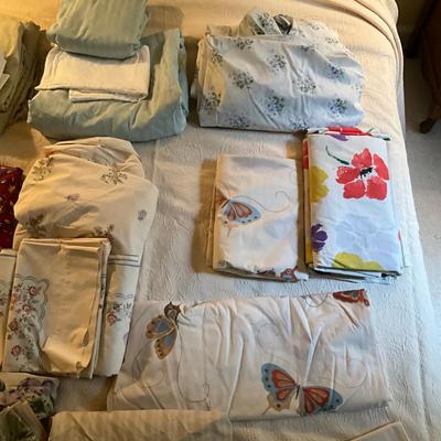 C1042 Assortment Of Full-Sized Sheets