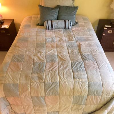 B1043 Full-Sized Quilt & Pillows