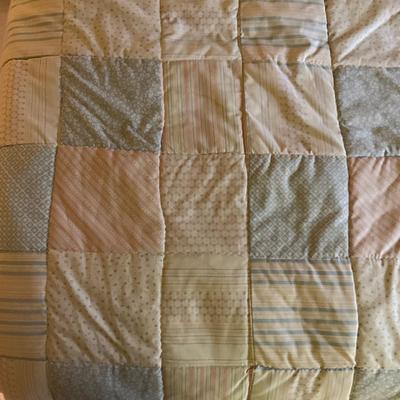 B1043 Full-Sized Quilt & Pillows