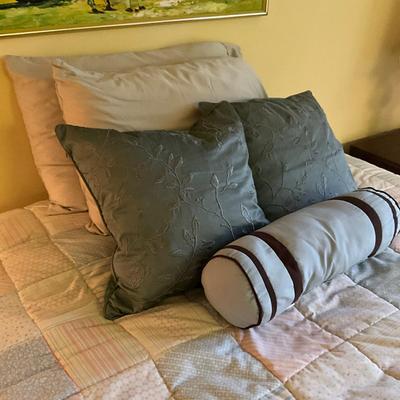 B1043 Full-Sized Quilt & Pillows