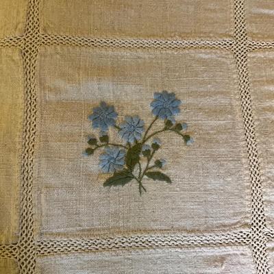 B1046 Embroidered Blue Floral Full-Sized Quilt