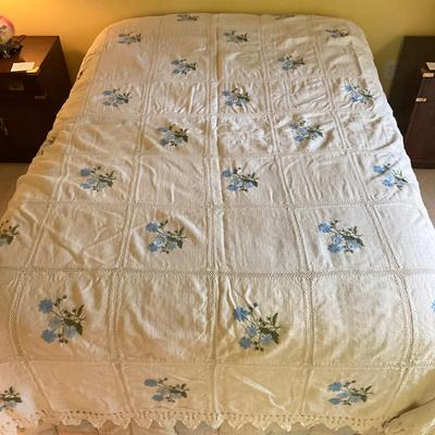 B1046 Embroidered Blue Floral Full-Sized Quilt
