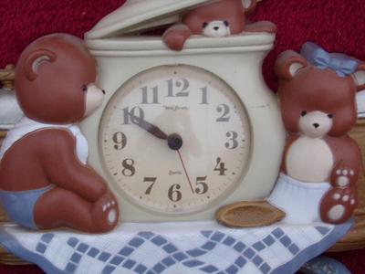 Mixed lot. A wall clock that runs, a FanFuser aroma device and more . . .