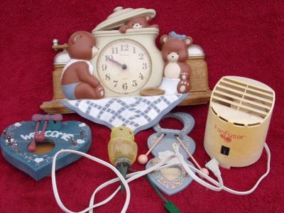 Mixed lot. A wall clock that runs, a FanFuser aroma device and more . . .