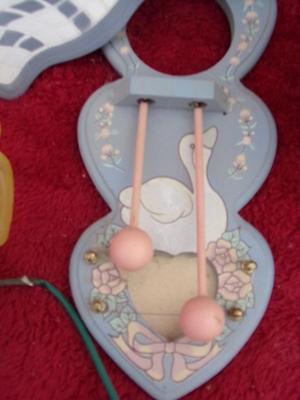 Mixed lot. A wall clock that runs, a FanFuser aroma device and more . . .