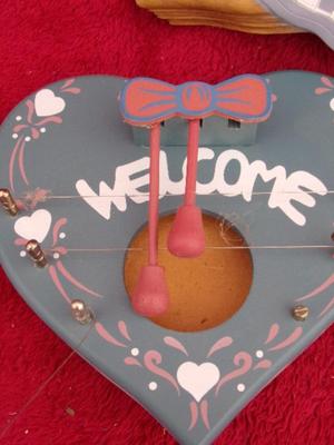 Mixed lot. A wall clock that runs, a FanFuser aroma device and more . . .