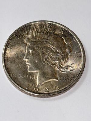 1925-P AU/UNC CONDITION TONED OBV PEACE SILVER DOLLAR AS PICTURED.