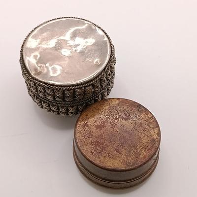 LOT 134: Antique Art Deco 1920s Cara Nome Langlois Compact, Glass Vanity Jars & More