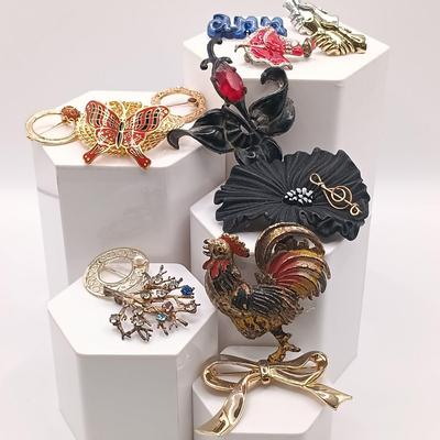 LOT 174: Vintage Brooch Collection