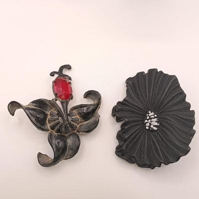 LOT 174: Vintage Brooch Collection
