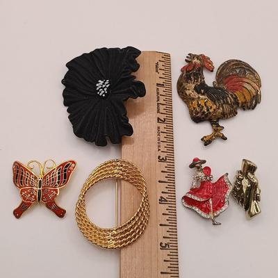 LOT 174: Vintage Brooch Collection