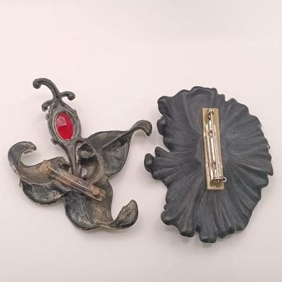 LOT 174: Vintage Brooch Collection