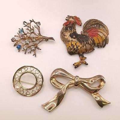 LOT 174: Vintage Brooch Collection