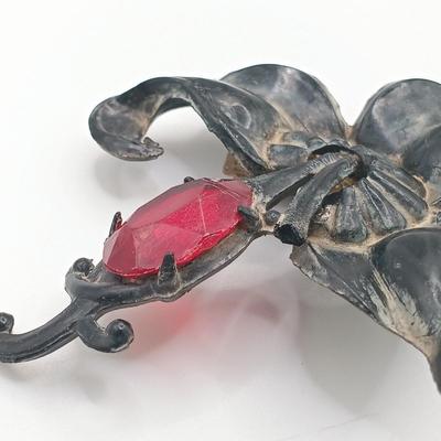 LOT 174: Vintage Brooch Collection