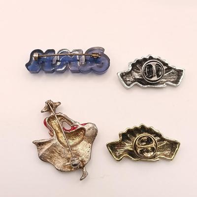 LOT 174: Vintage Brooch Collection