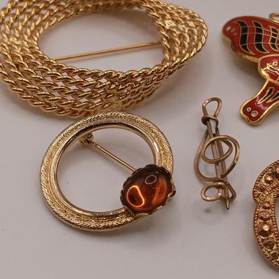 LOT 174: Vintage Brooch Collection