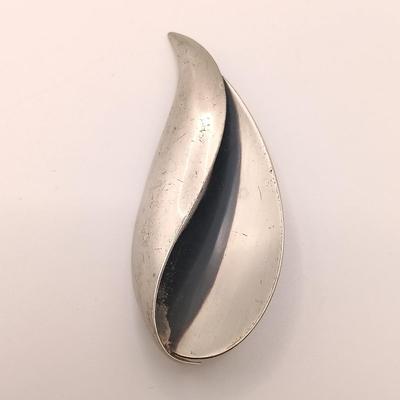 LOT 182: Beau Sterling Silver Brooches 26.2g