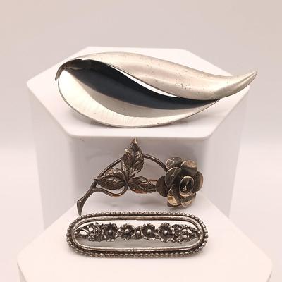 LOT 182: Beau Sterling Silver Brooches 26.2g