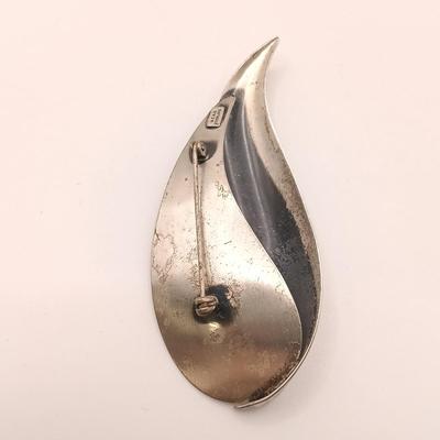 LOT 182: Beau Sterling Silver Brooches 26.2g