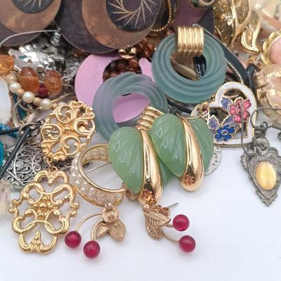 LOT 185: Large Collection of Paired Vintage Earrings