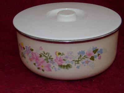 Nice porcelained steel bowl w/chromed rim & plastic lid.