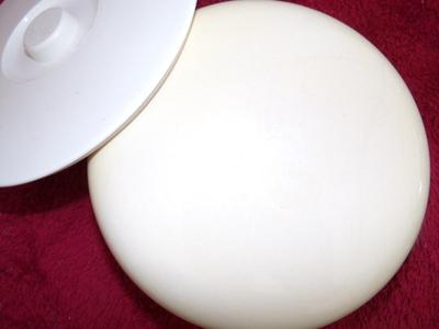 Nice porcelained steel bowl w/chromed rim & plastic lid.