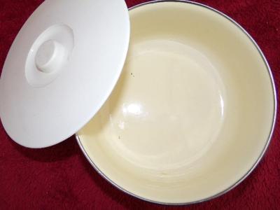 Nice porcelained steel bowl w/chromed rim & plastic lid.