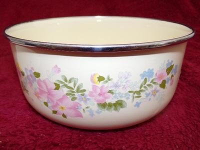 Nice porcelained steel bowl w/chromed rim & plastic lid.