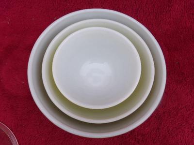 Group of 3 PYREX mixing bowls, 1 w/lid.