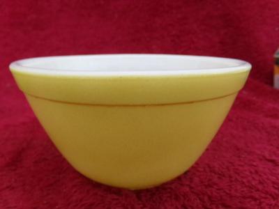 Group of 3 PYREX mixing bowls, 1 w/lid.