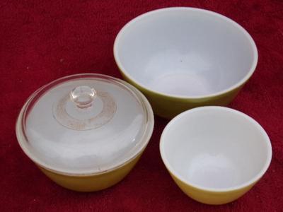 Group of 3 PYREX mixing bowls, 1 w/lid.