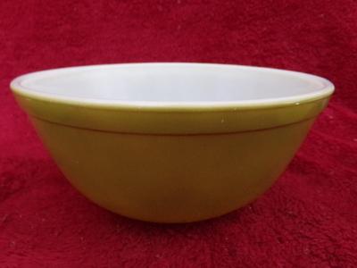 Group of 3 PYREX mixing bowls, 1 w/lid.