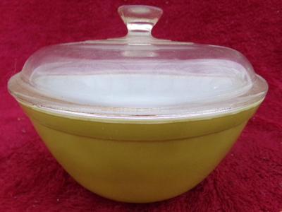 Group of 3 PYREX mixing bowls, 1 w/lid.