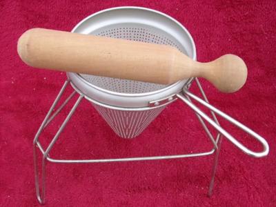 (2of2) Vegetable (tomato) juicer, hand operated, works w/o electricity.