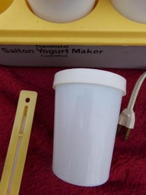 Salton Yogurt Maker, thermostatically controlled, 5 yogurt cups, clean