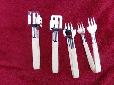 4 tongs in a box. Various uses.