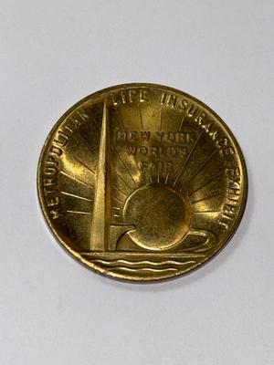 1939 New York World’s Fair Medal Coin Metropolitan Life Insurance Token half Dollar in Size.