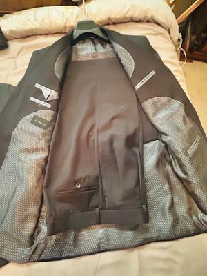 VERY HANDSOME MEN’S BLACK J. FERRAR SUIT AND LEATHER JACKET (42L)