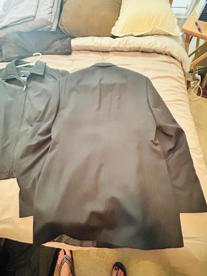 VERY HANDSOME MEN’S BLACK J. FERRAR SUIT AND LEATHER JACKET (42L)