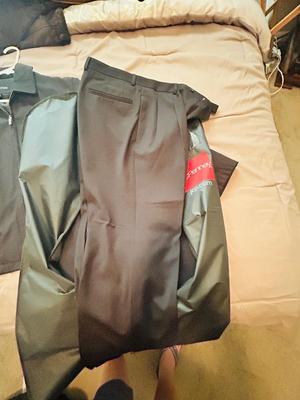 VERY HANDSOME MEN’S BLACK J. FERRAR SUIT AND LEATHER JACKET (42L)