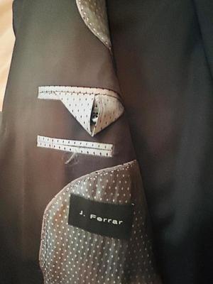 VERY HANDSOME MEN’S BLACK J. FERRAR SUIT AND LEATHER JACKET (42L)