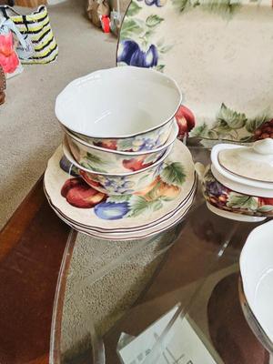 NOBLE EXCELLENCE BY NAPA VALLEY 4 PLACE SETTING DINNERWARE