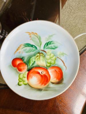 CORNING WARE CASSEROLE DISHES, DRINKING VESSELS AND DECORATIVE PLATE