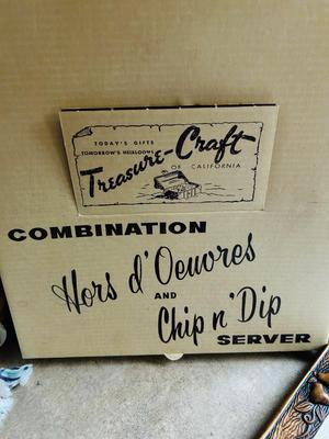 1959 TREASURE CRAFT HORS D’OEUVRES/CHIP & DIP TRAY AND 5 PIECE CASSEROLE SET