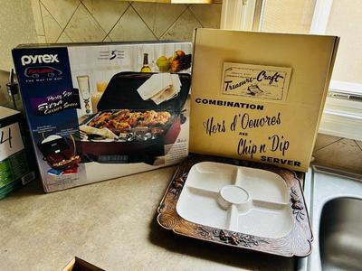 1959 TREASURE CRAFT HORS D’OEUVRES/CHIP & DIP TRAY AND 5 PIECE CASSEROLE SET
