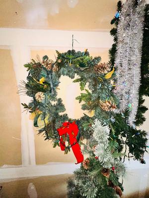 SNOOPY CHRISTMAS, A TREE WREATH AND GARLAND