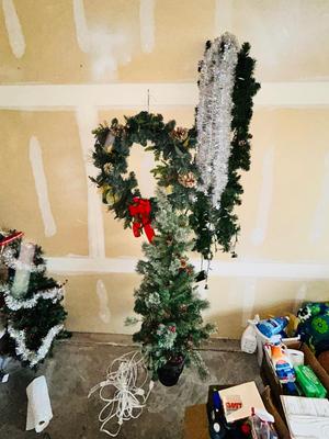 SNOOPY CHRISTMAS, A TREE WREATH AND GARLAND
