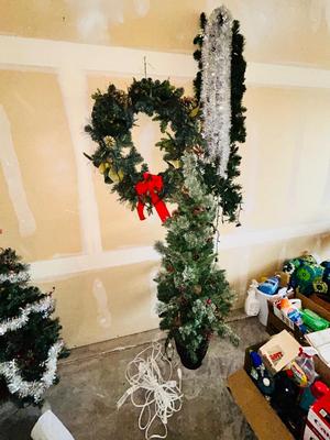 SNOOPY CHRISTMAS, A TREE WREATH AND GARLAND